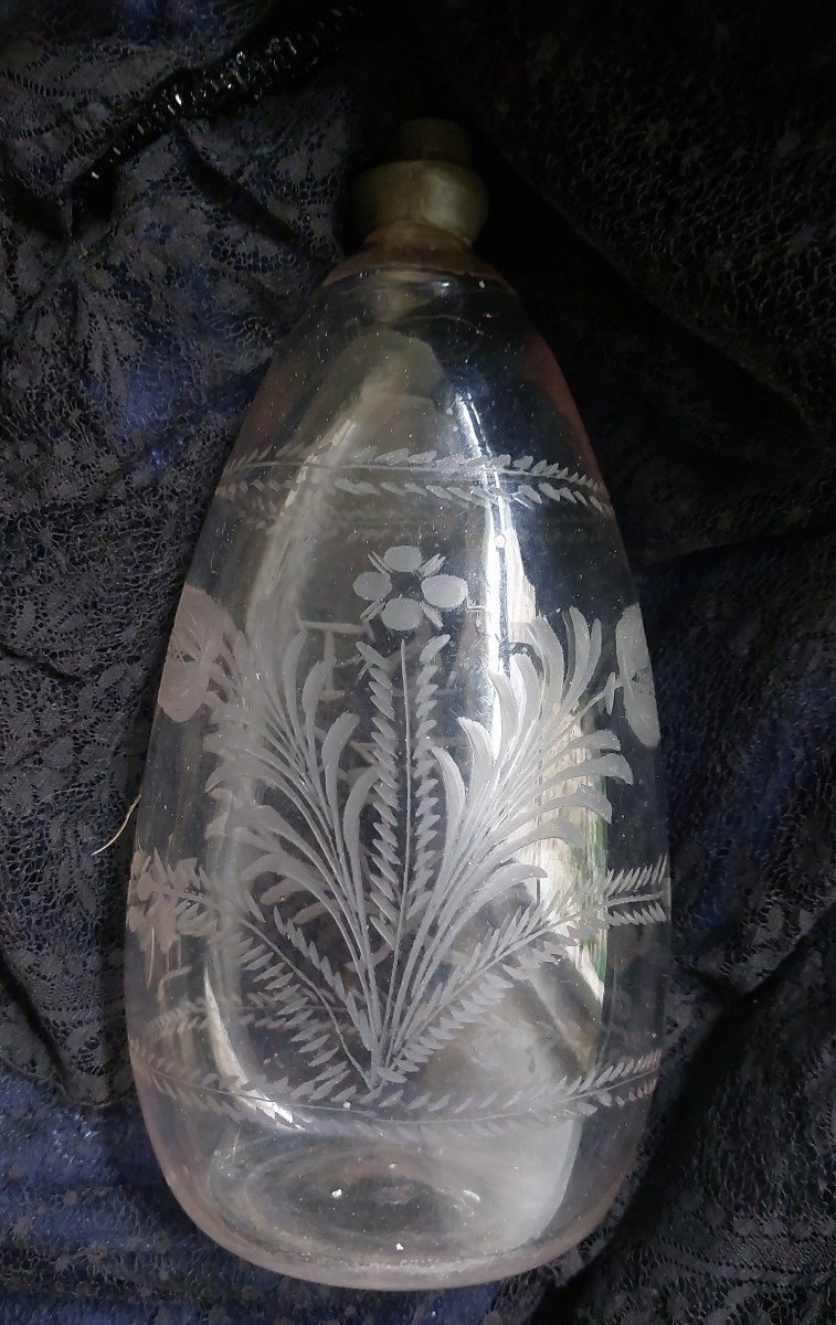 Biberon en verre gravé 1739 -photo-4