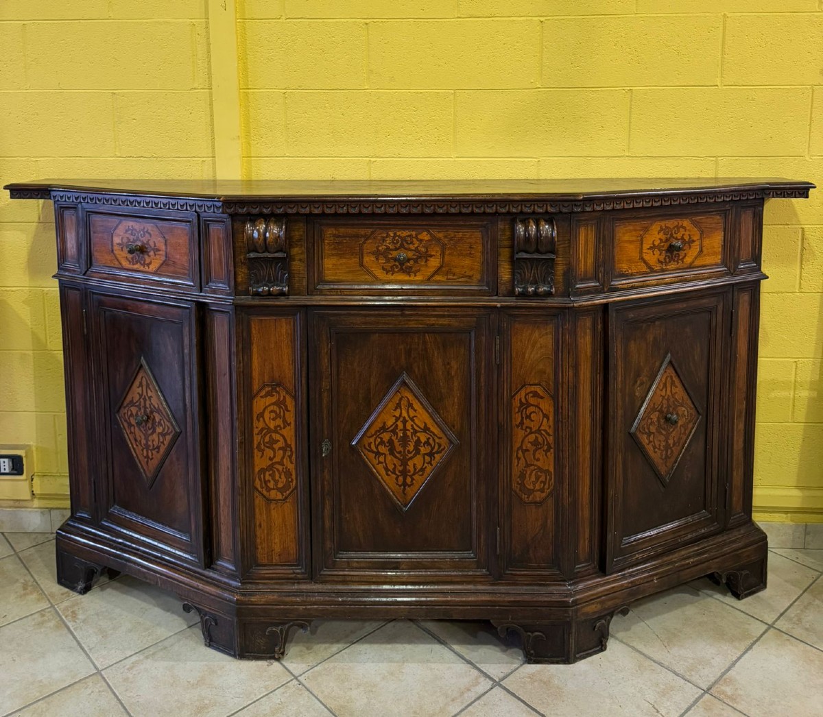 Buffet à trois portes et cinq tiroirs de style Renaissance