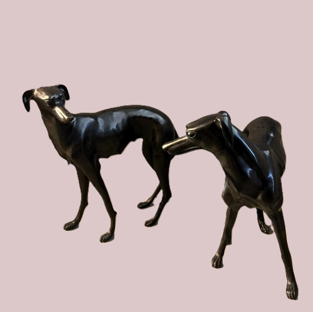 Paire De Sculptures En Bronze Représentant Des Lévriers