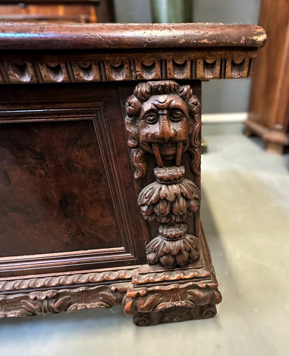 Coffre en noyer, XVIIe siècle -photo-2
