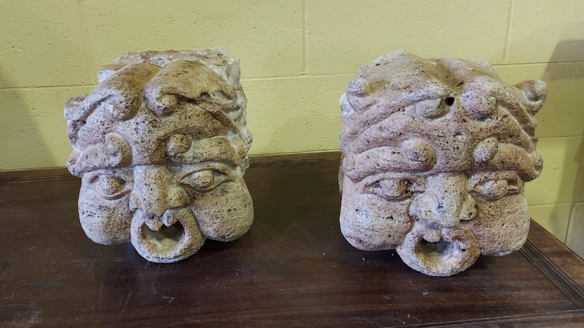 Masques de fontaine en pierre calcaire