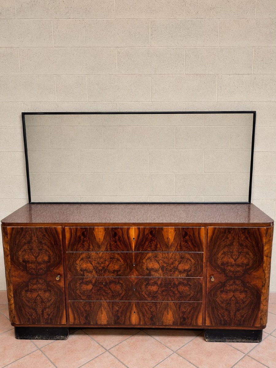 Triptyque composé de deux tables de chevet et d'une commode Art déco.