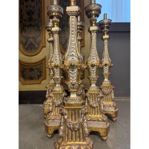 Ensemble de 6 porte-torches en bois argenté et doré.