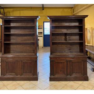 Paire de bibliothèques ouvertes en bois naturel.
