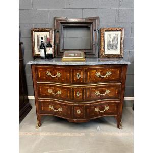 Commode en placage de bois avec dessus en marbre, France, XVIIIe siècle