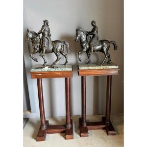 Paire de soldats montés en bronze sur socle en marbre et support en bois