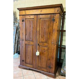 Armoire en pin à deux portes