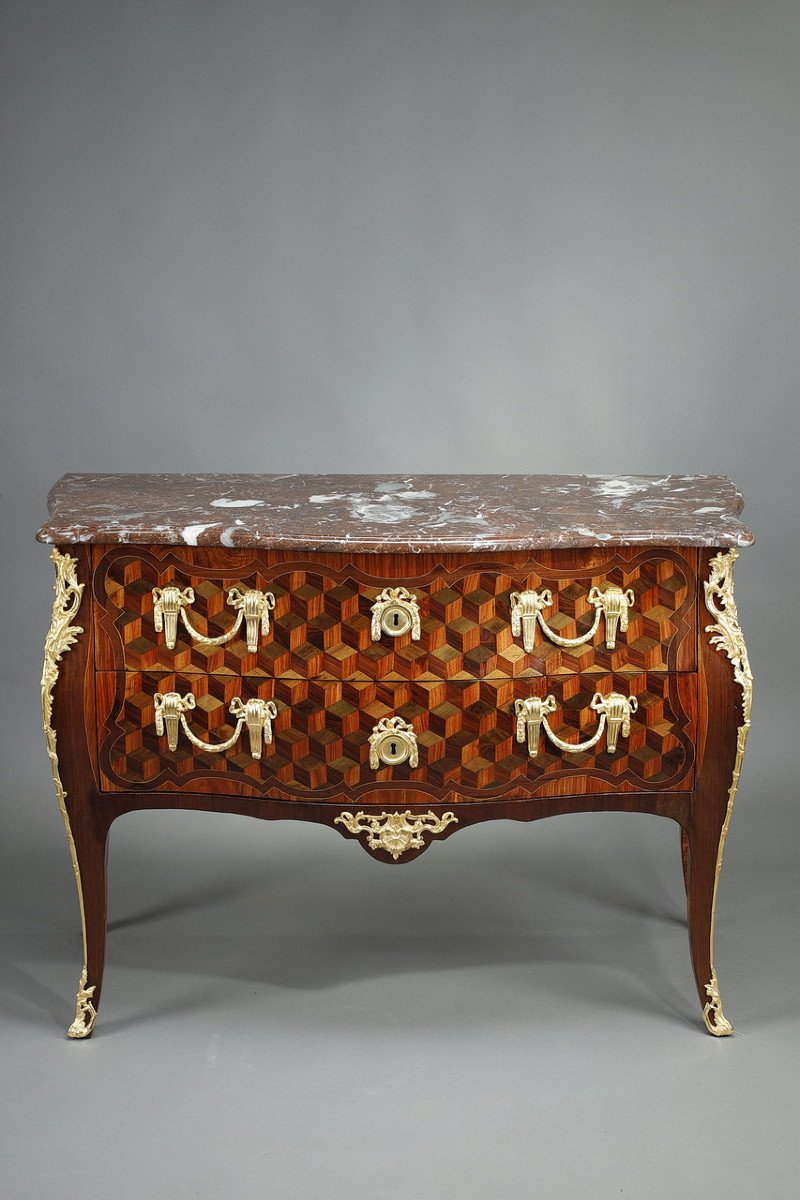 Commode Sauteuse En Placage De Bois De Rose Et Marqueterie d'Oeben, d'époque Louis XV
