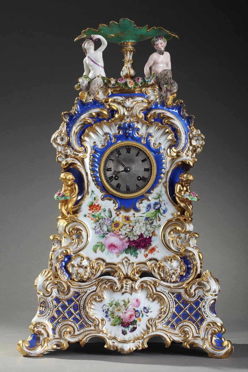 Pendule En Porcelaine Rocaille Dans Le Goût De Jacob Petit (1796-1865),  19ème Siècle