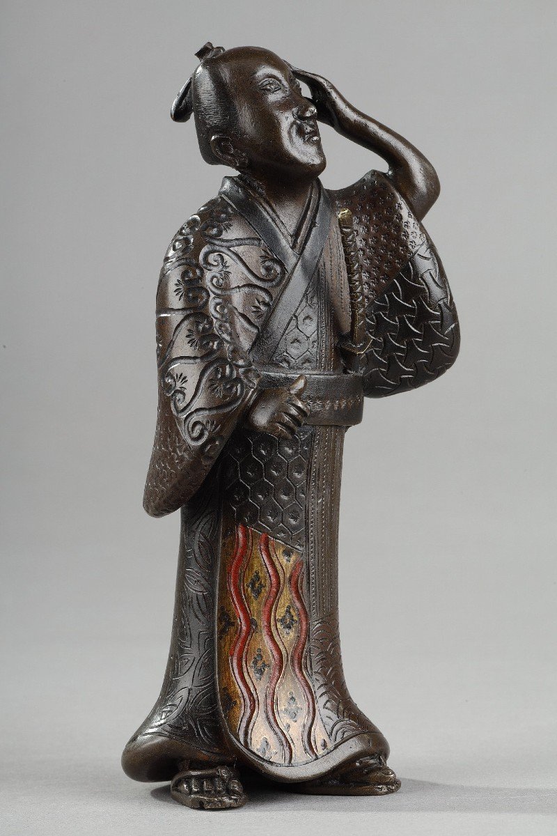 Deux Personnages En Bronze Représentant Une Geisha Et Un Samourai-photo-1