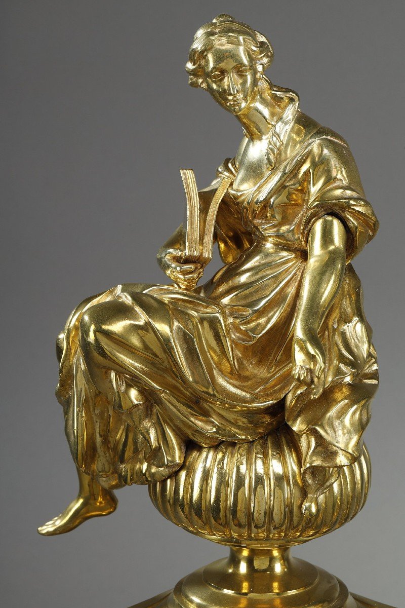Paire De Chenets En Bronze Doré Et Ciselé à Décor De Muses Assises-photo-7