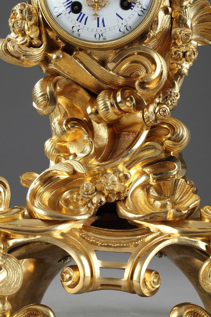 Rocaille Style Clock In Gilded Bronze, Decorated With A Cupid In A Shell-photo-2