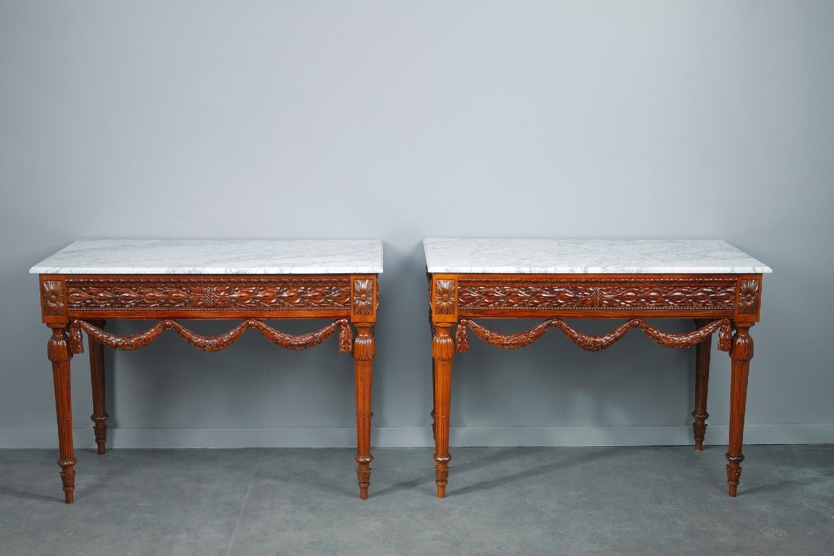 Paire de consoles de style Louis XVI en noyer et marbre