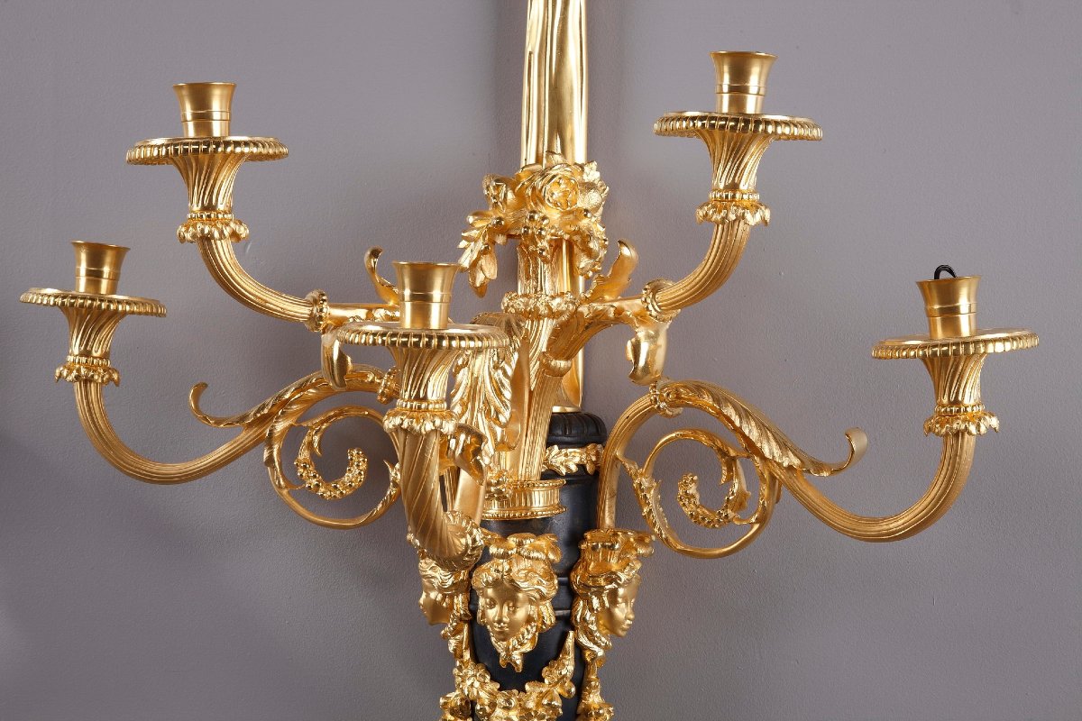 Très grande paire d'appliques de style Louis XVI d'après Thomire-photo-1