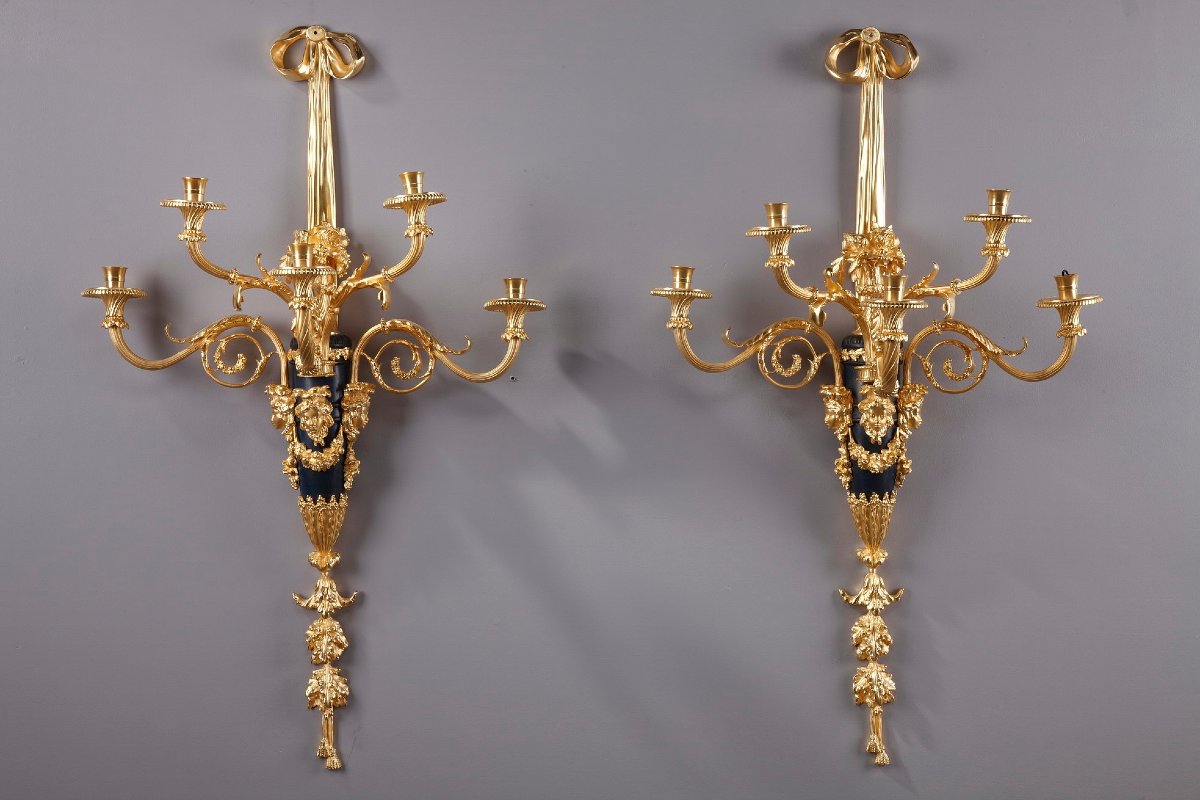 Très grande paire d'appliques de style Louis XVI d'après Thomire