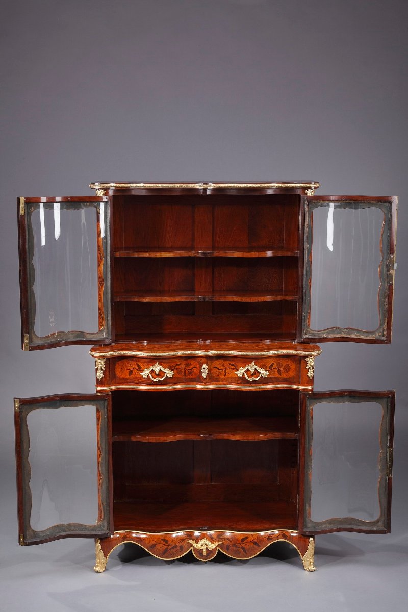 Vitrine de style Louis XV à décor de marqueterie, XIXe siècle-photo-1