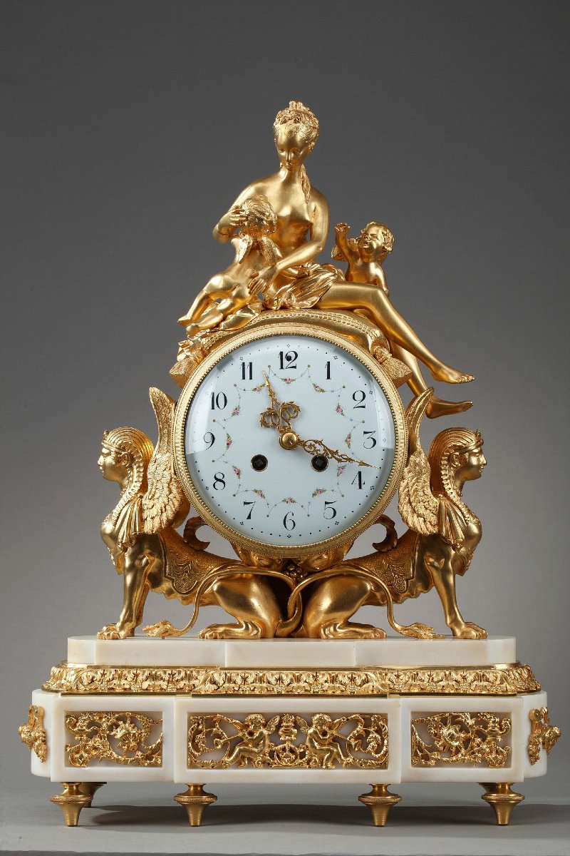 Pendule en bronze doré et marbre blanc de style Louis XVI