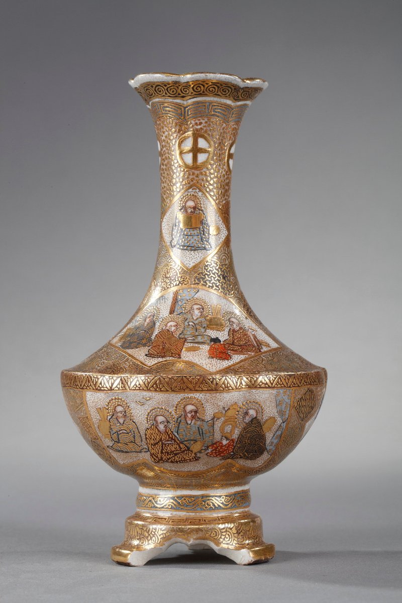 Petit vase Satsuma tripode en faïence décoré des 18 Luohans, XIXème
