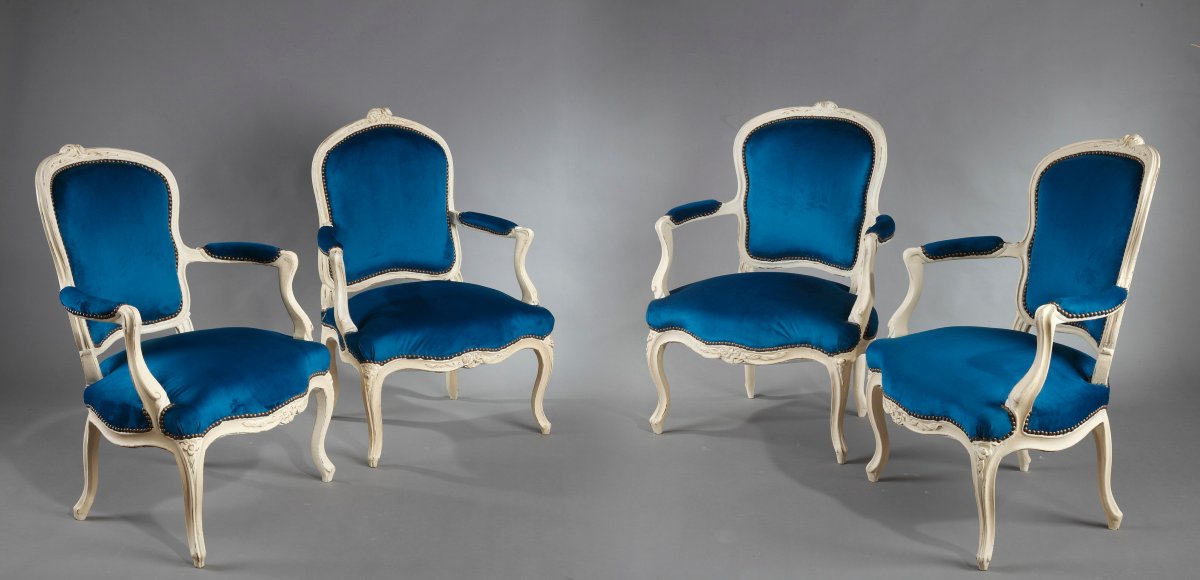 Quatre fauteuils en velours bleu canard d'époque Louis XV