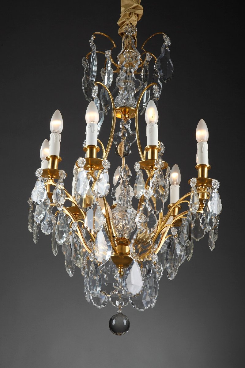 Lustre à huit bras de lumières en bronze doré et pampilles -photo-2