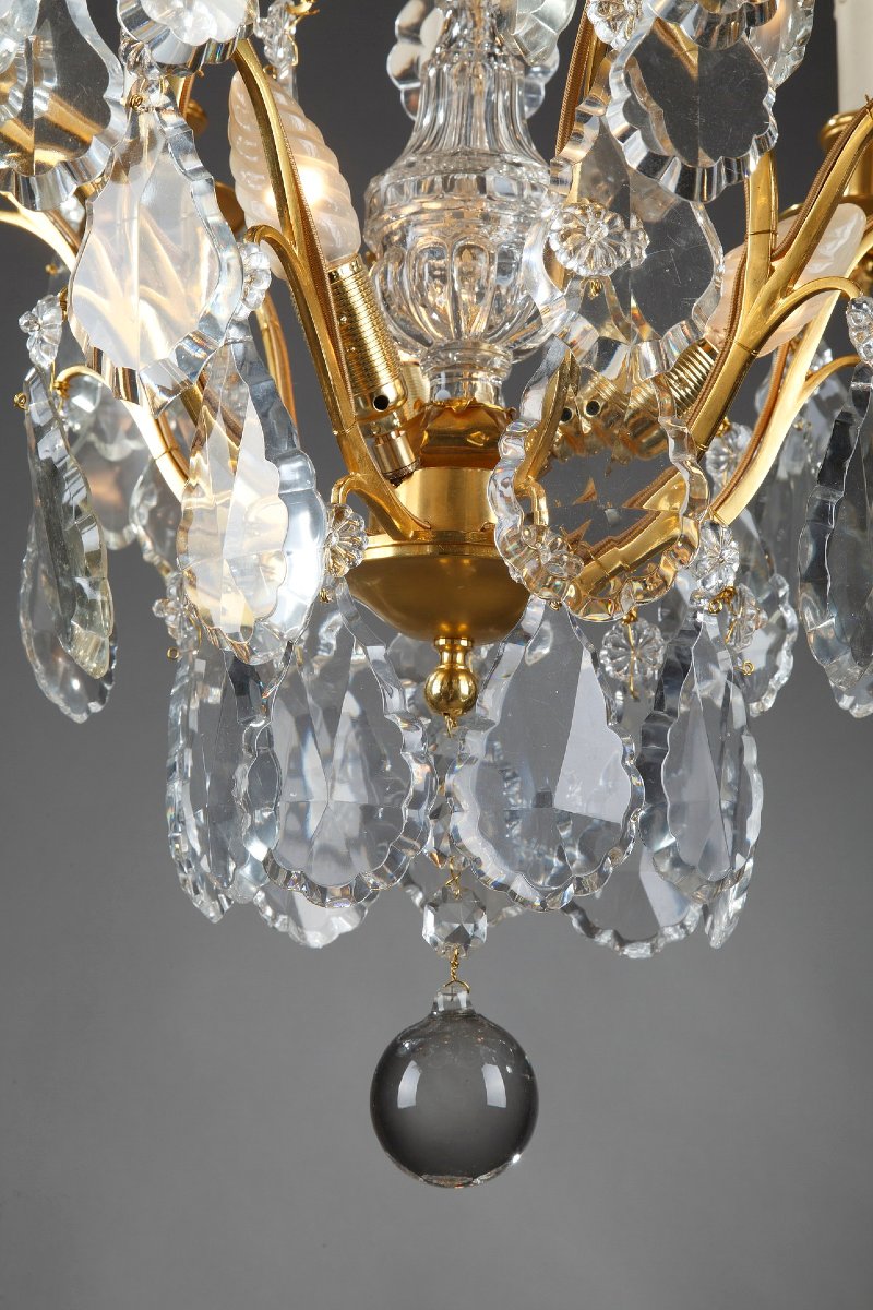 Lustre à huit bras de lumières en bronze doré et pampilles -photo-2