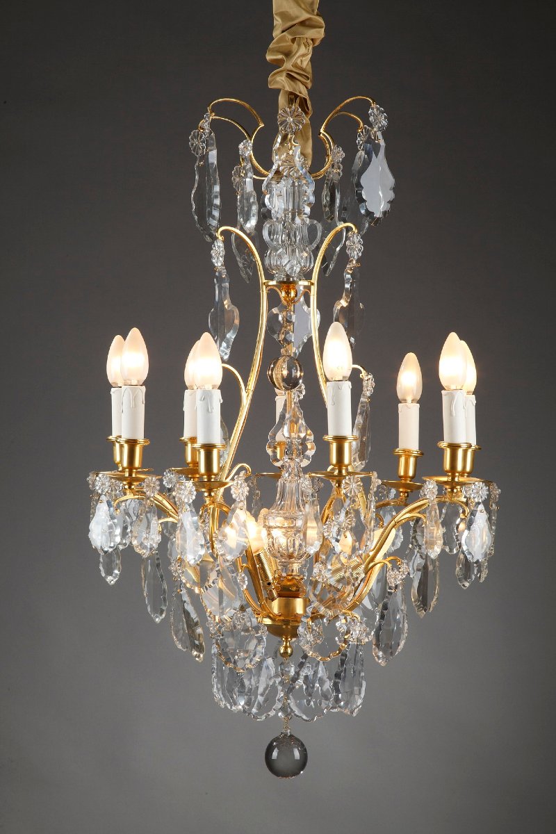 Lustre à huit bras de lumières en bronze doré et pampilles 