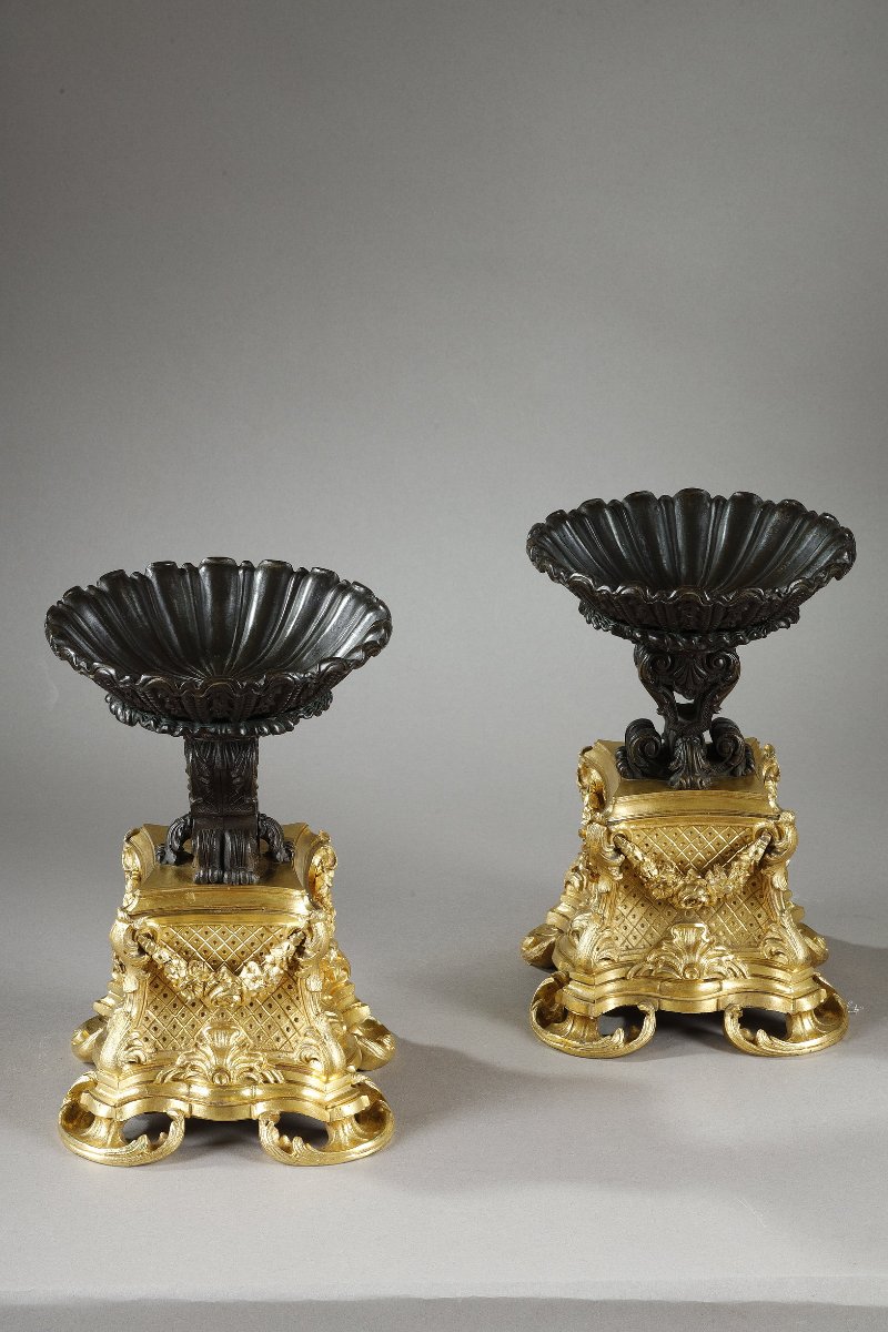Paire de coupes en bronze doré et patiné, XIXème siècle 