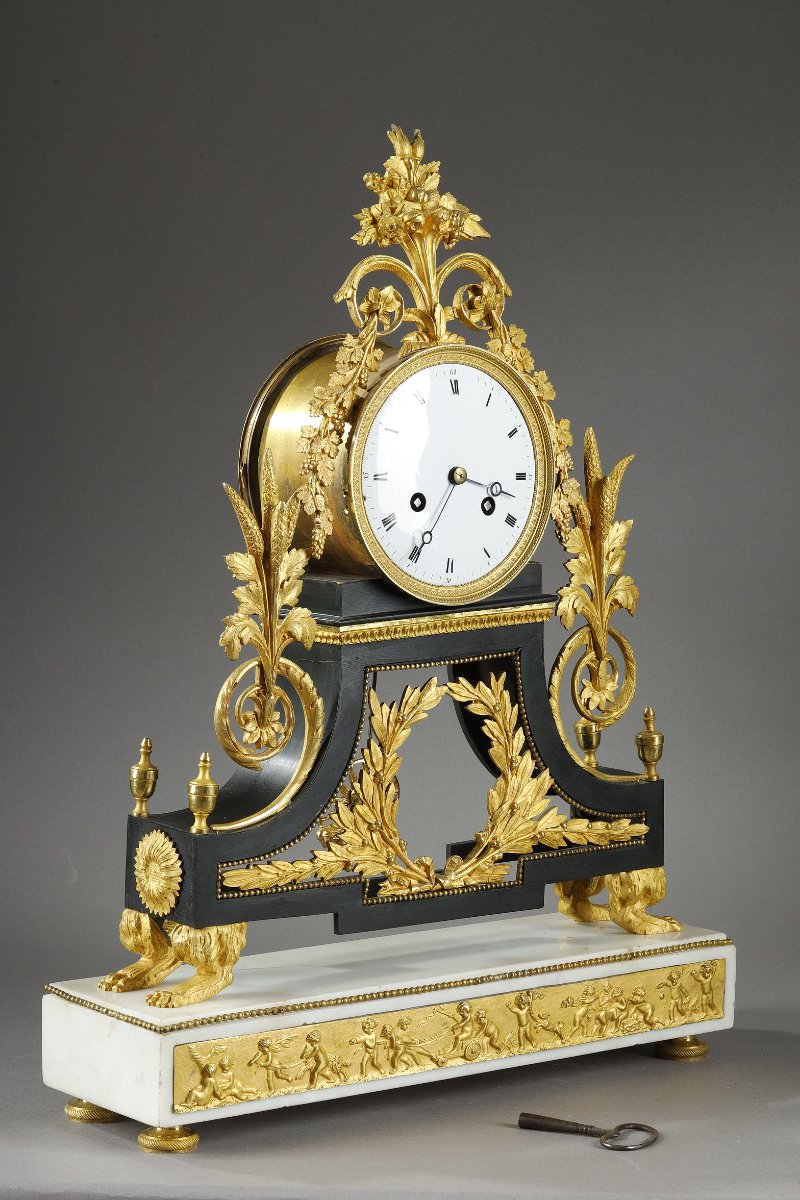 Grande pendule Directoire en bronze patiné et doré