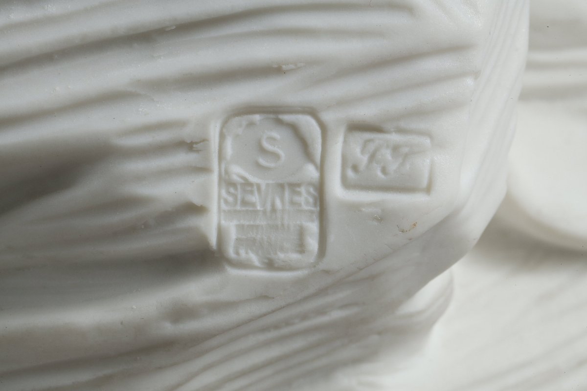 Groupe en biscuit de Sèvres représentant une scène galante-photo-8