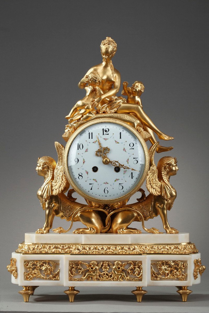 Pendule En Bronze Doré Et Marbre Blanc De Style Louis XVI