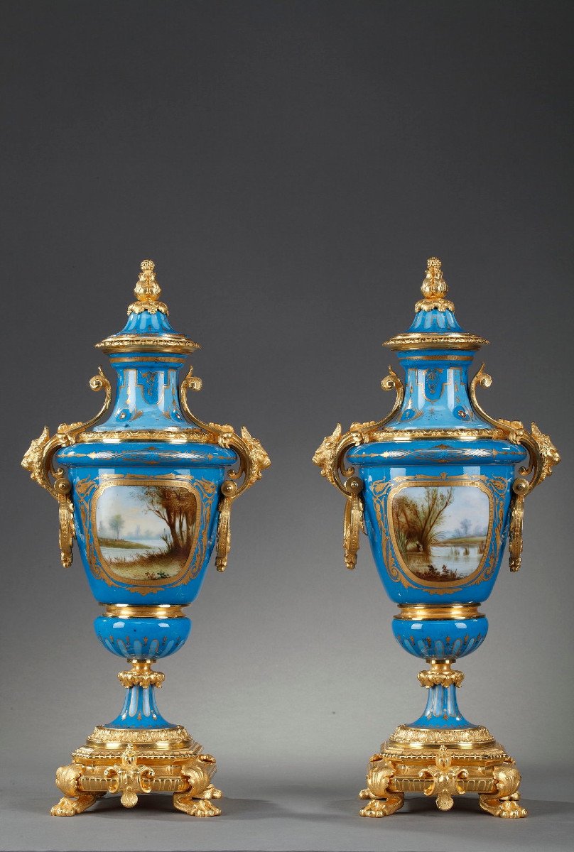 Paire De Vases Couverts En Porcelaine Polychrome Dans Le Goût De Sèvres-photo-3