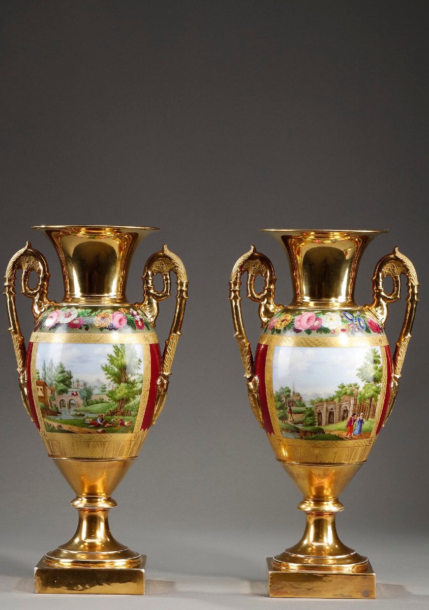 Paire De Vases d'Epoque Restauration En Porcelaine