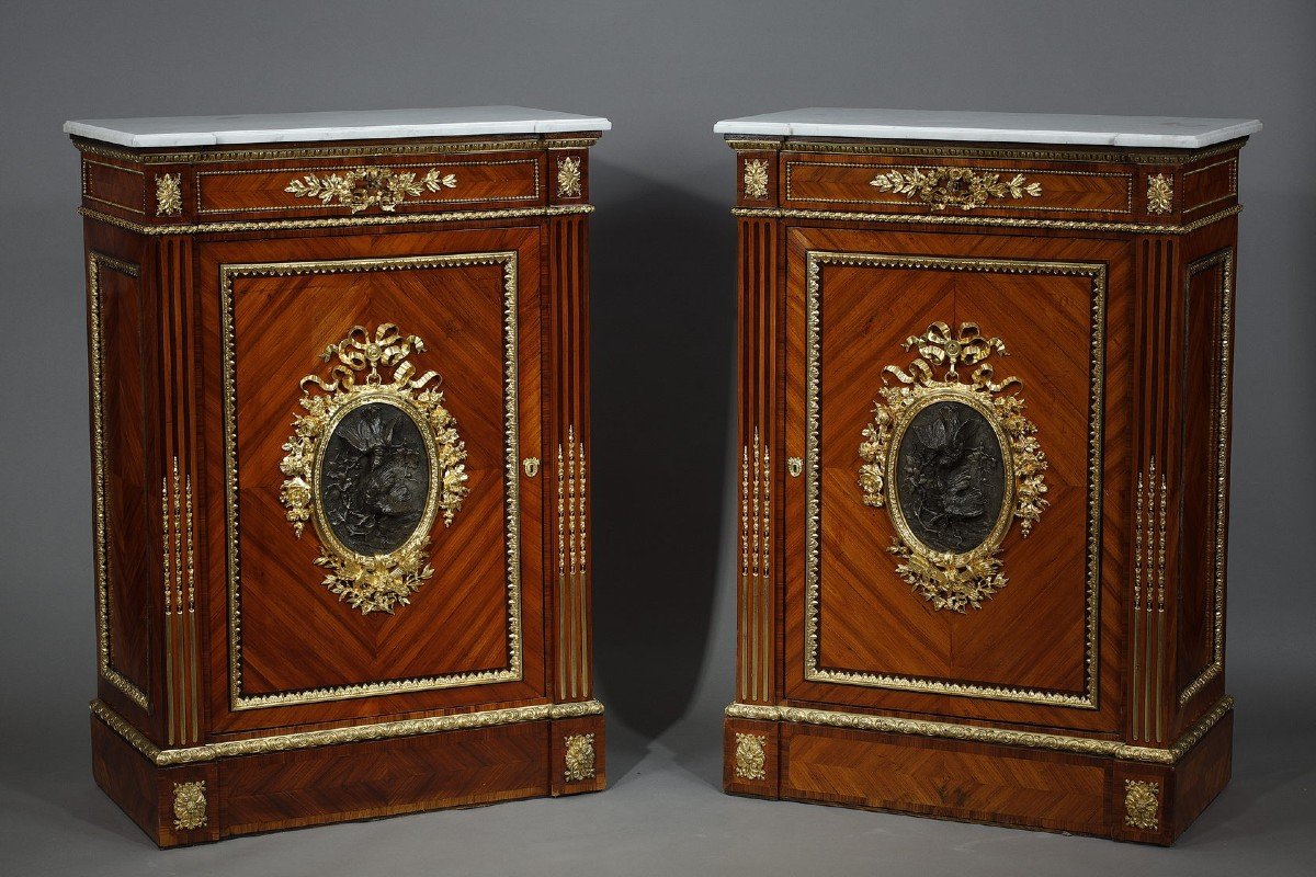 Paire De Commodes De Style Louis XVI En Bois Marqueté Et Bronze Doré