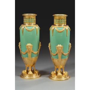 Paire De Vases En Opaline Vert Jade Et Laiton Doré De La Fin Du XIXème Siècle 