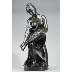 Sculpture En Bronze Patiné, "jeune Femme Se Déchaussant", Signée Malvina Brach, XIXe 