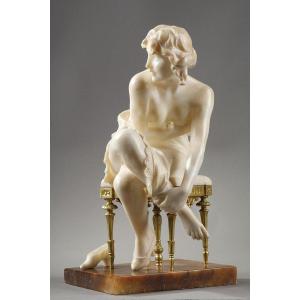 Sculpture En Onyx Et Albâtre "femme Se Déchaussant" d'Adolfo Luchini