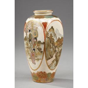 Petit Vase En Porcelaine De Satsuma Du Japon, époque Meiji (1868-1912).