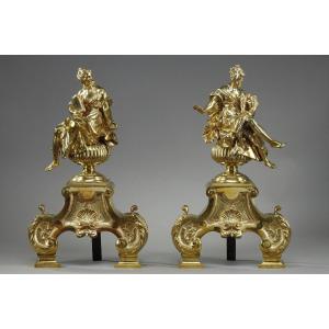 Paire De Chenets En Bronze Doré Et Ciselé à Décor De Muses Assises
