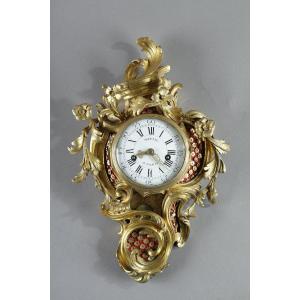 Cartel en bronze d’époque Louis XV, cadran signé « Martin à Paris »