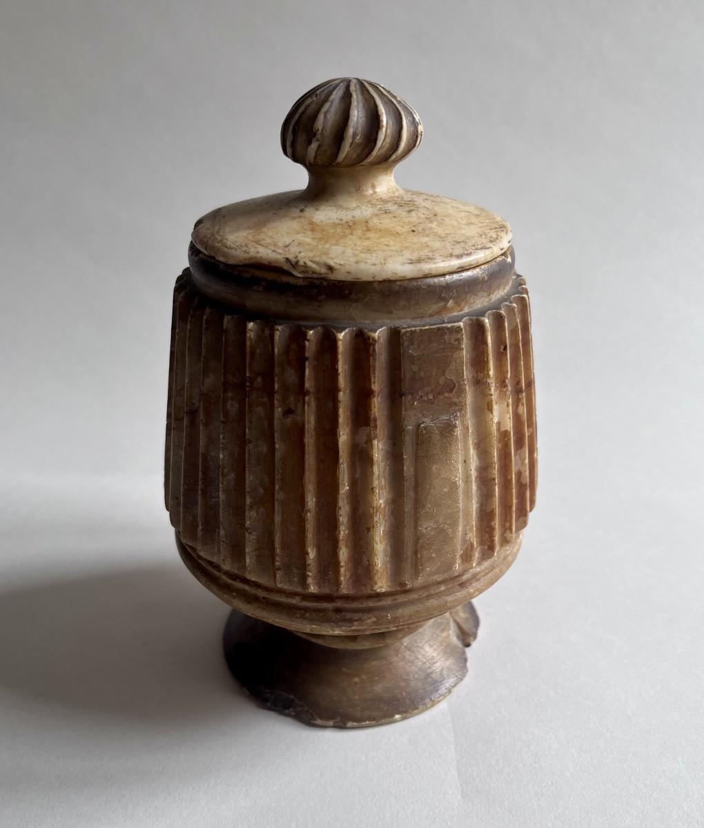 Pot couvert à onguents albâtre Haute Époque XVIème
