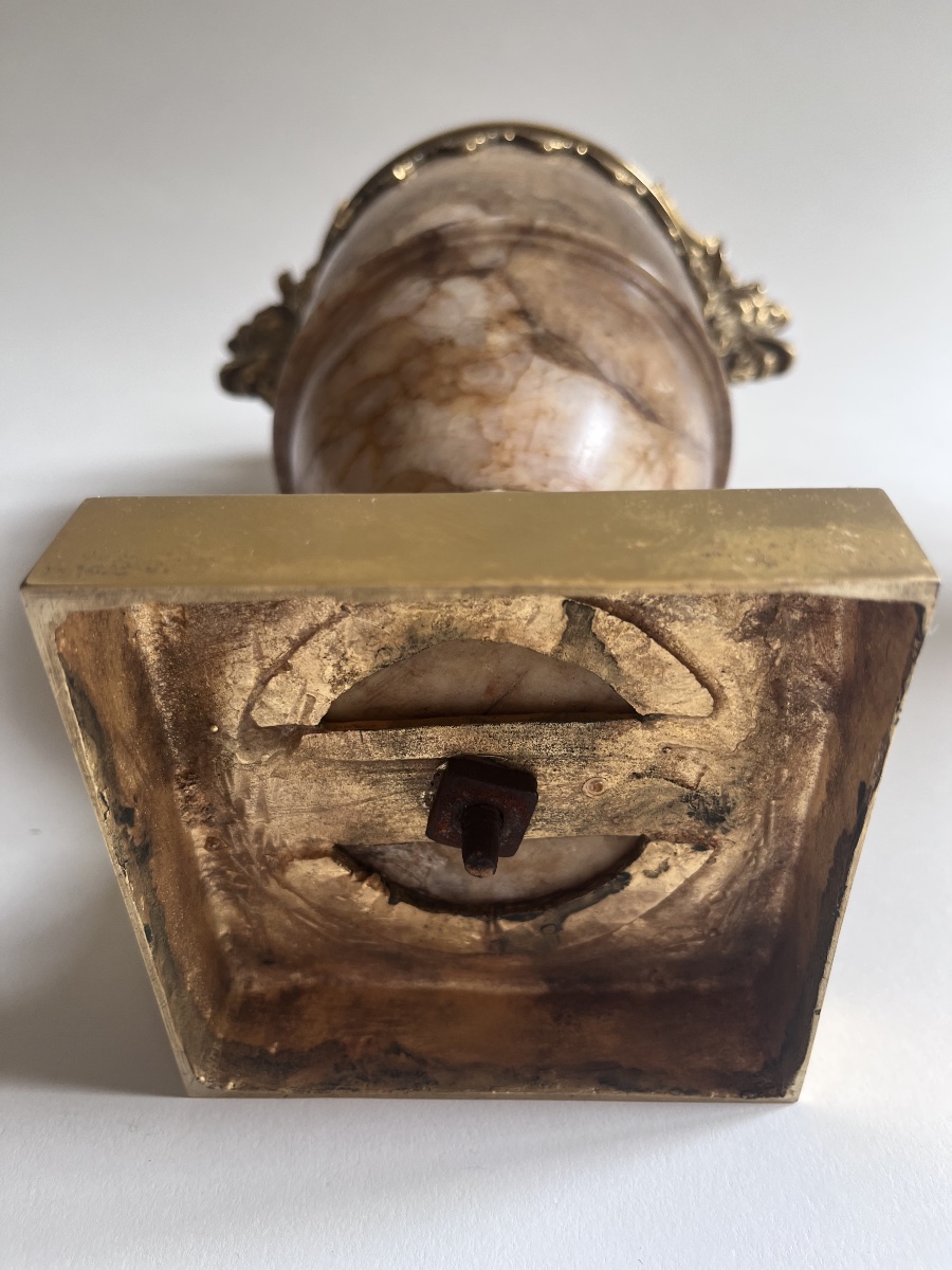 Paire de vases en albâtre et bronze doré de style Louis XVI ( XIX ème)-photo-3