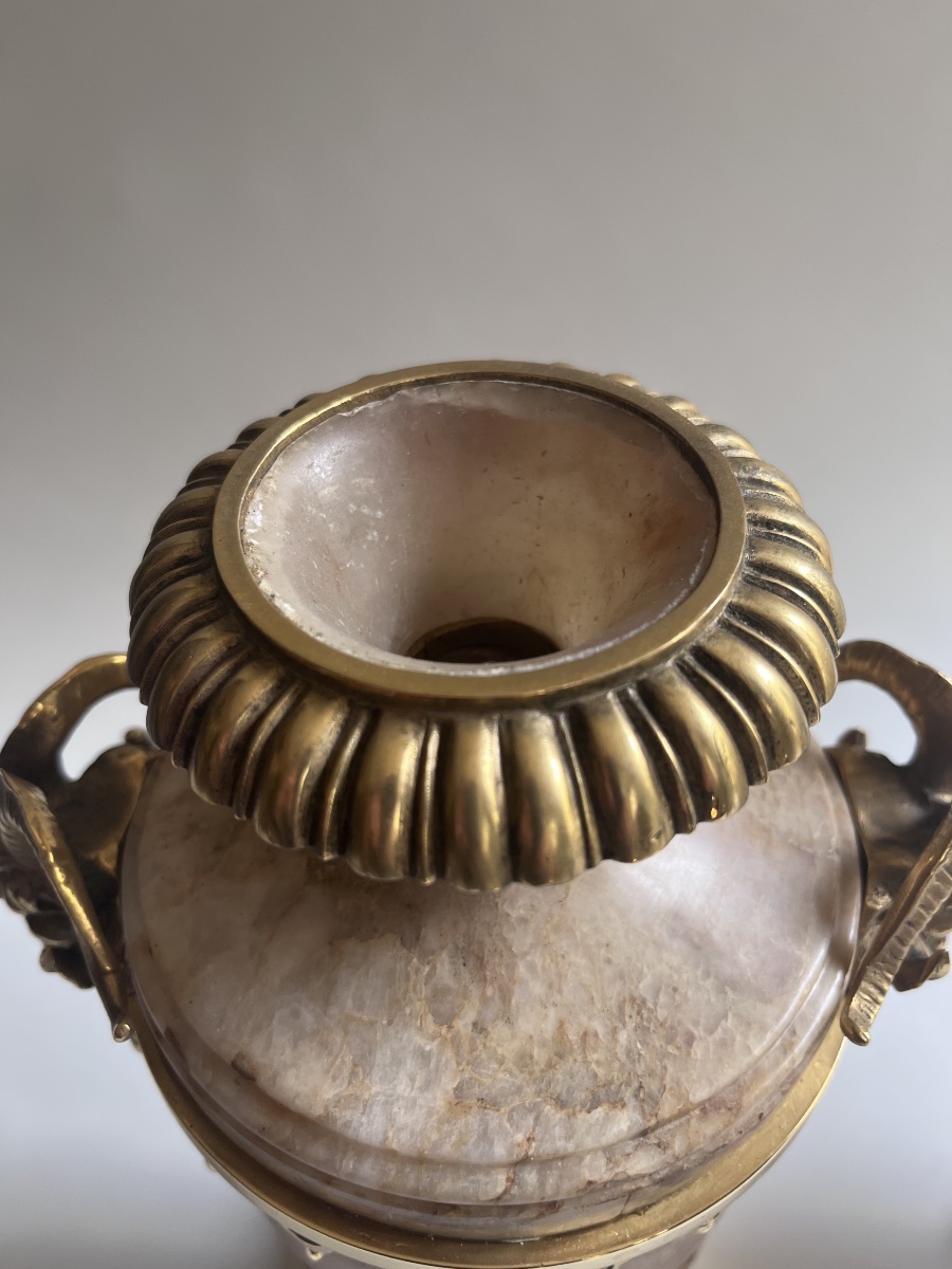 Paire de vases en albâtre et bronze doré de style Louis XVI ( XIX ème)-photo-4