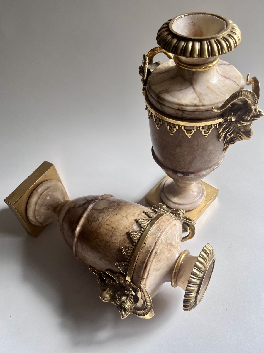 Paire de vases en albâtre et bronze doré de style Louis XVI ( XIX ème)-photo-1