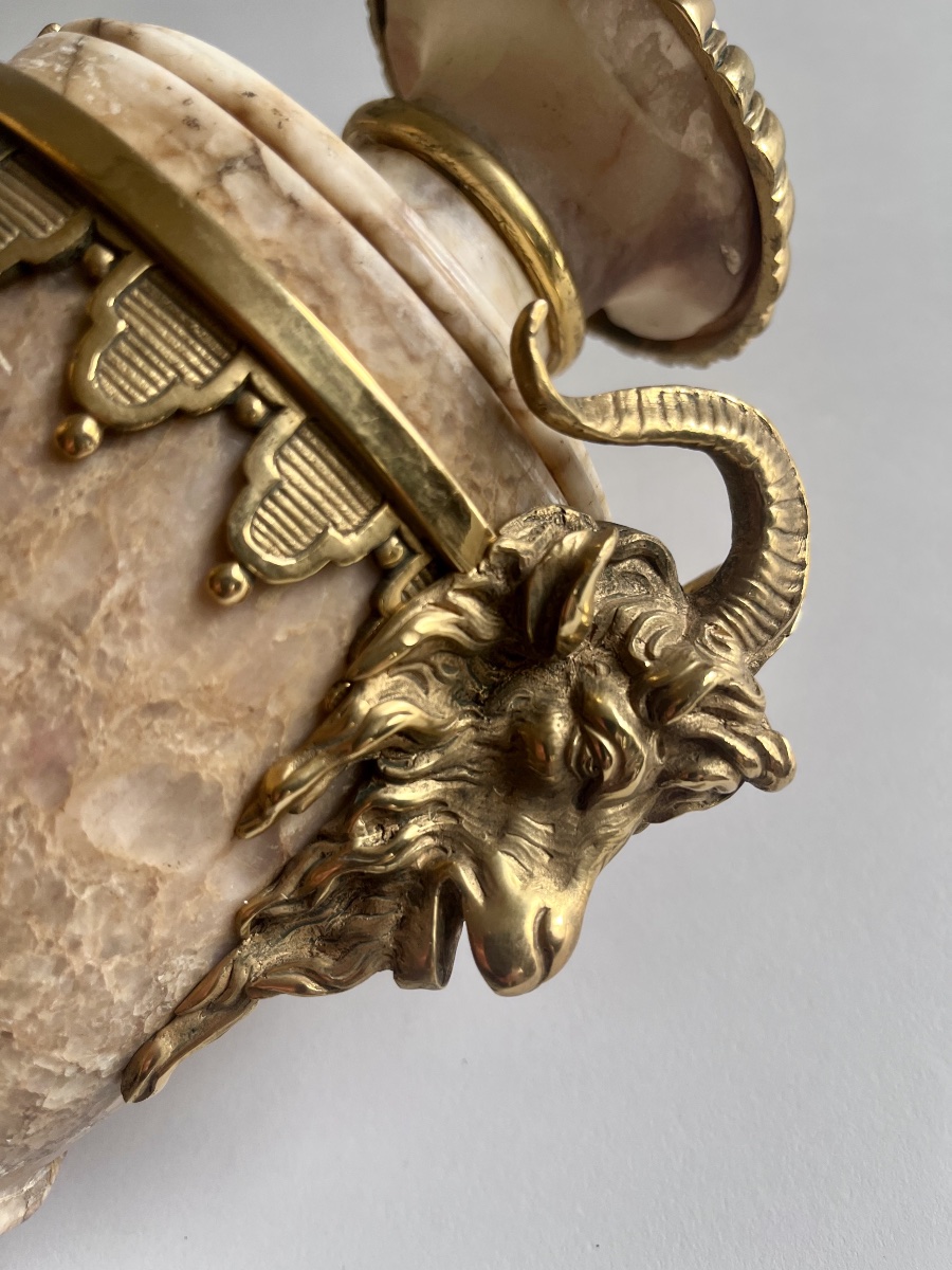 Paire de vases en albâtre et bronze doré de style Louis XVI ( XIX ème)-photo-4