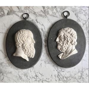 Paire de grands médaillons en plâtre et marbre d’après Serge Royaux XXème
