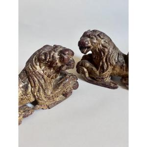 Paire de lions couchés en bois doré Haute Époque XVIème siècle 