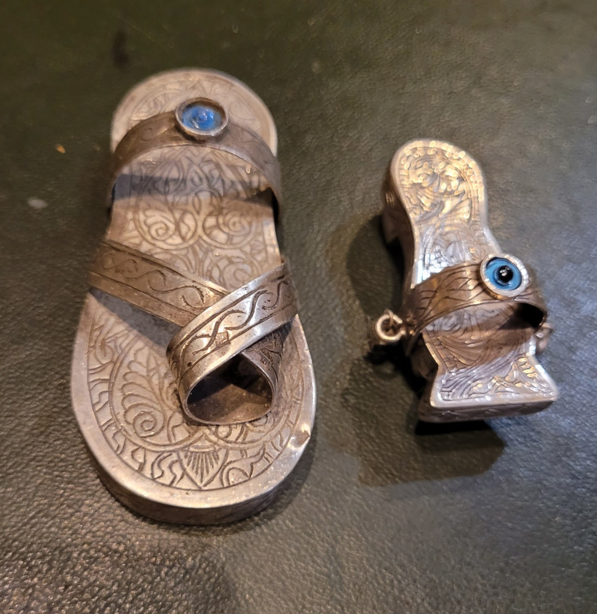 Suite de 2 chaussures miniature en argent