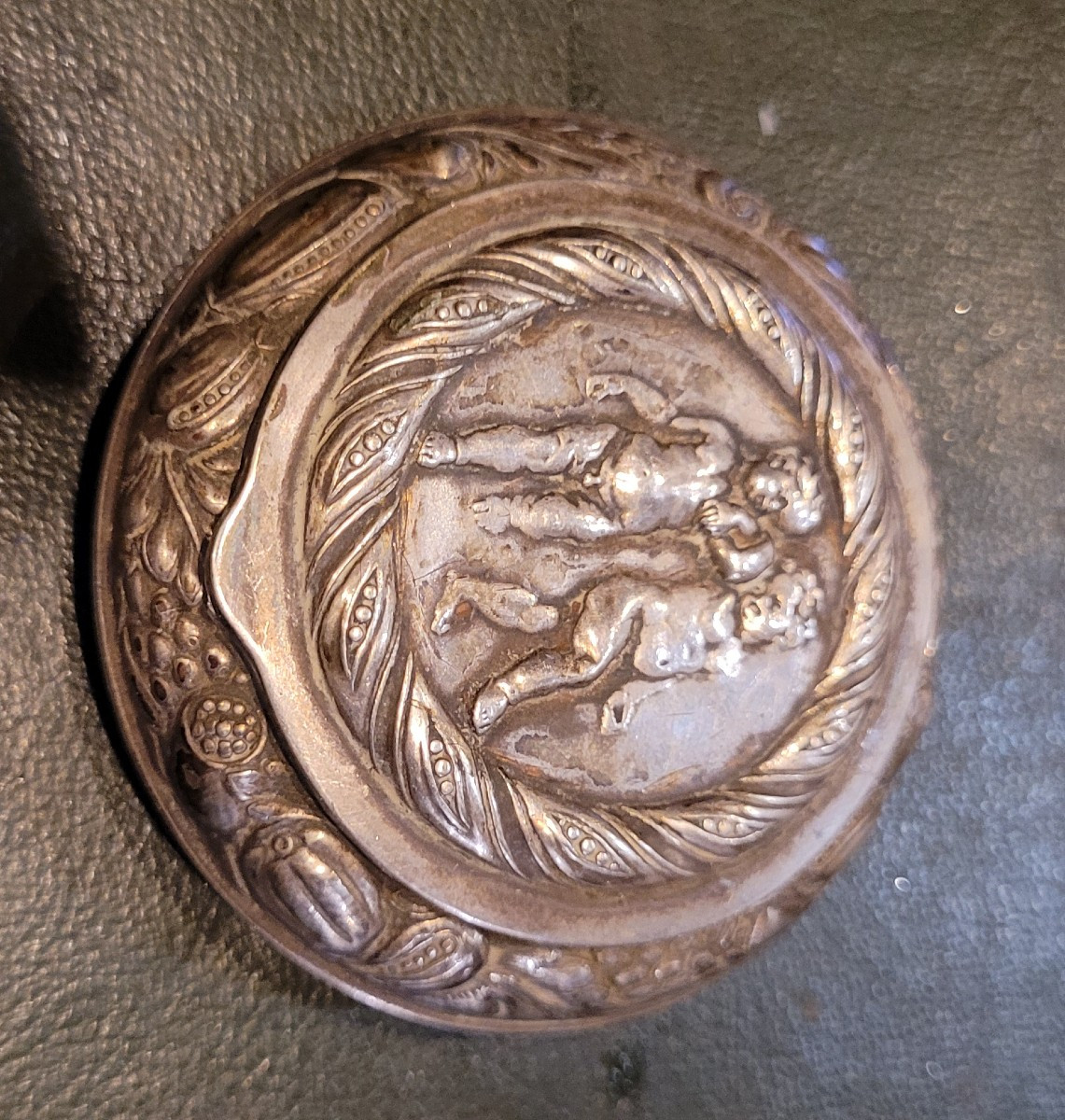 Boite a pilules en argent à décors d anges