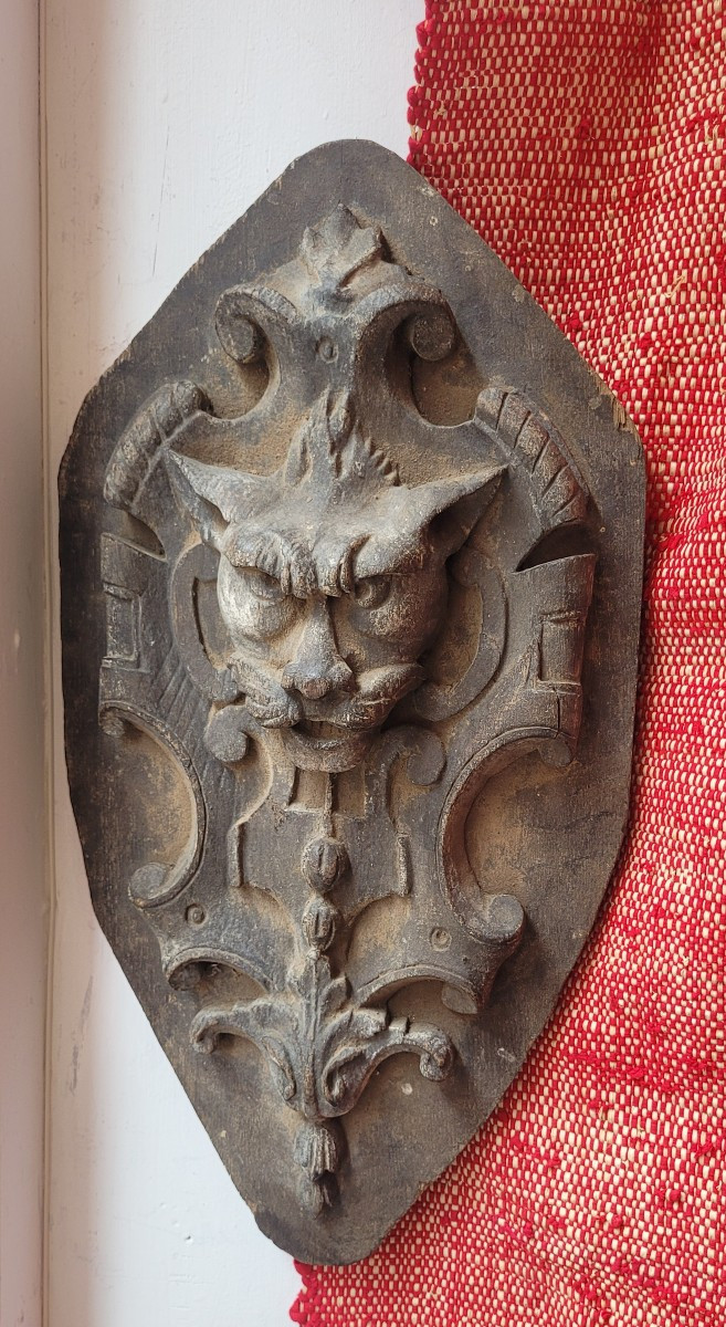 Fronton 19 eme en bois decor tête de lion