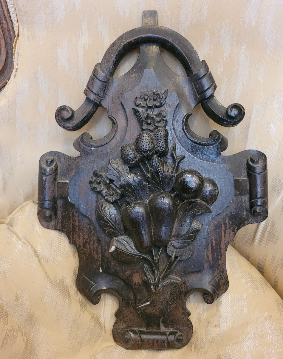 Fronton en bois à décors de fruits 19 eme